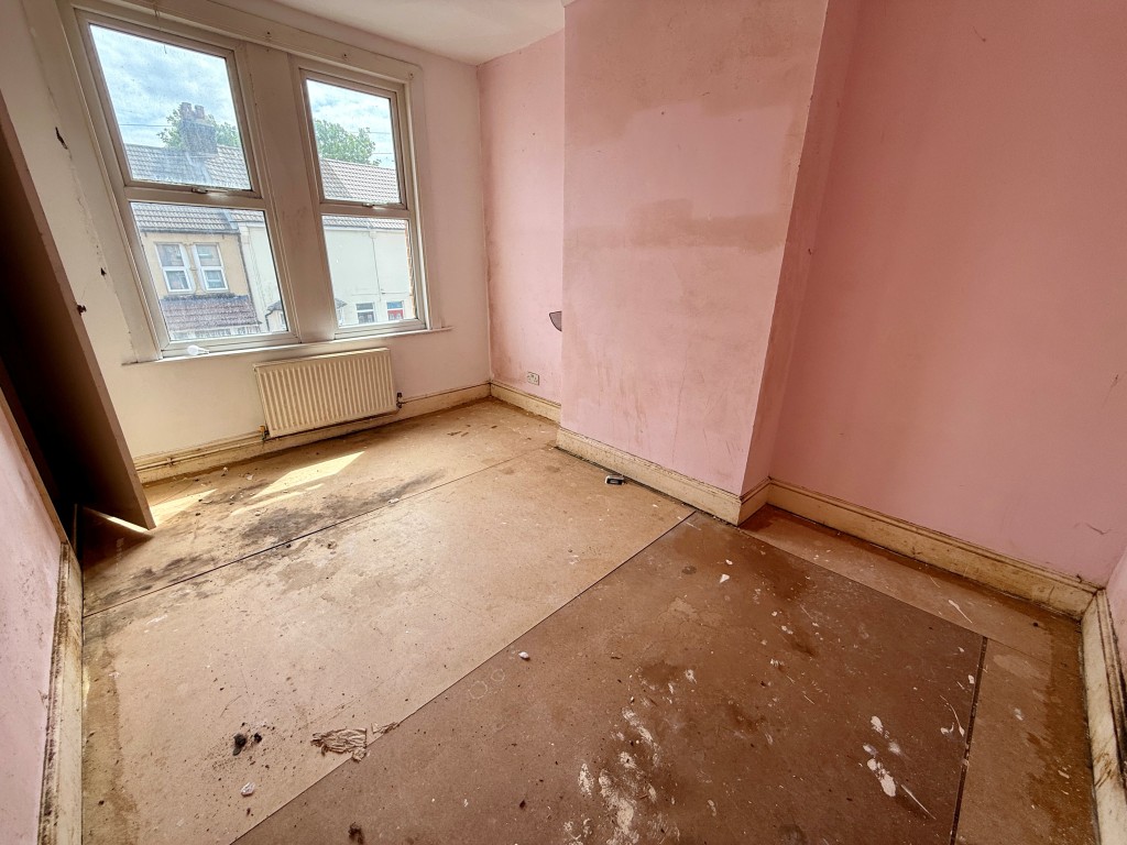 Lot: 140 - DOUBLE FRONTED HOUSE IN NEED OF REFURBISHMENT - Bedroom one